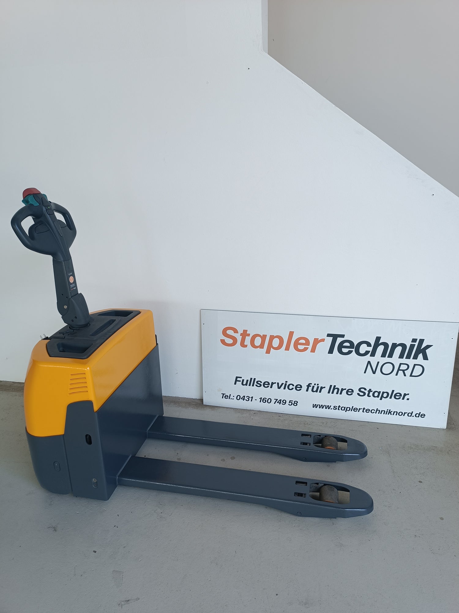 Jungheinrich EME 114 Elektro-Niederhubwagen - Staplertechnik24