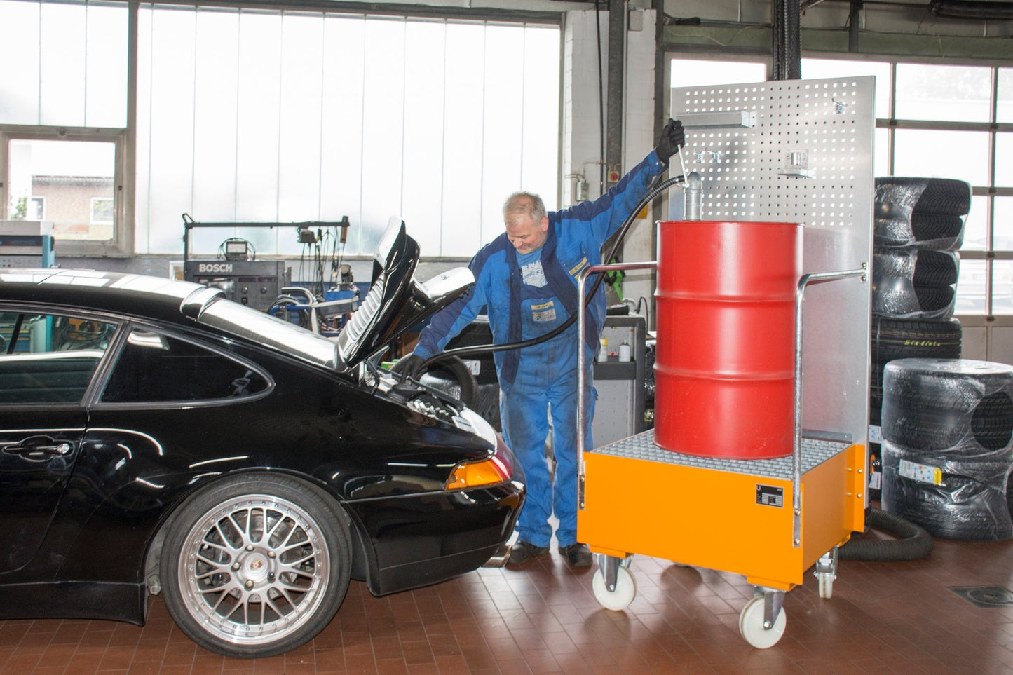 Fahrbare Auffangwanne mit Lochplattenwand LPW 200 - 1, lackiert, Gelborange - Staplertechnik24 - 4447 - 58 - 0000 - 1