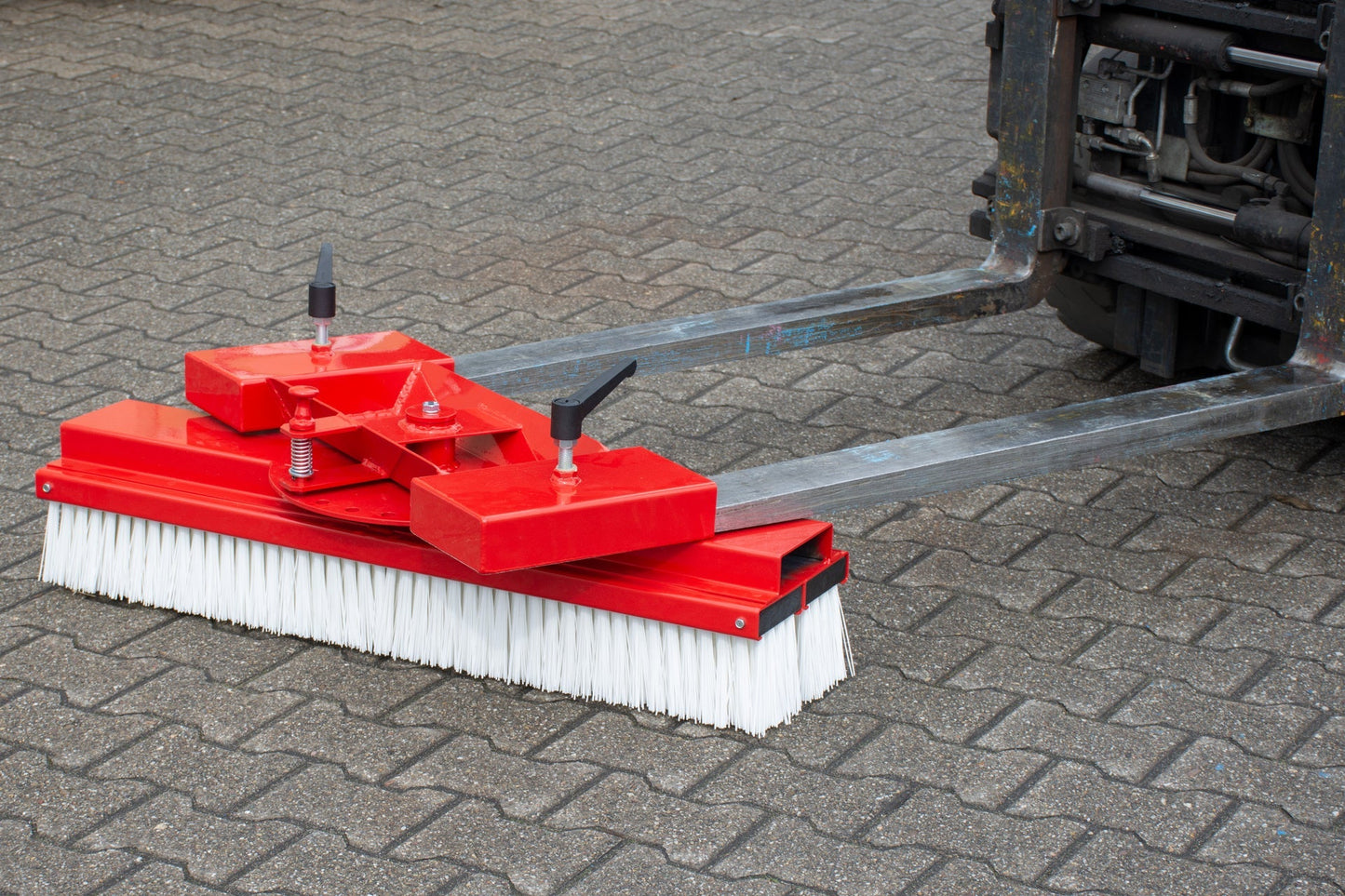 Gabelstapler - Kehrbesen SKB 100, lackiert, Feuerrot - Staplertechnik24 - 4494 - 03 - 0000 - 2