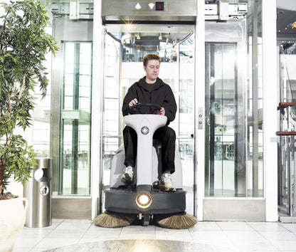 Ein Mann, der mit dem Nilfisk SR1000S in einem Fahrstuhl fährt